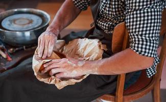 dichtbij omhoog foto van keramist pakketjes zijn vers Product in de papier