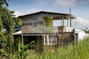 manacapuru, amazones, Brazilië november 18 2022 oud houten huizen dat zijn gemeenschappelijk in de amazon regio van Brazilië foto