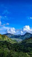 mooi landschap in sembalun in de buurt Rinjani vulkaan in lombok, Indonesië. reis, vrijheid en actief levensstijl concept. foto