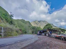 mooi landschap in sembalun in de buurt Rinjani vulkaan in lombok, Indonesië. reis, vrijheid en actief levensstijl concept. foto