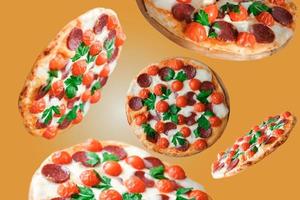 vliegend pizza Aan oranje achtergrond. eigengemaakt pizza levitatie. Italiaans traditioneel voedsel. Mozzarella en peperoni vers pizza. foto