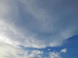 natuurlijk achtergrond. lucht met gezwollen wolken achtergrond foto