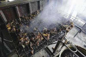 een portret van gegrild ribben Aan rokerig barbecue pit foto