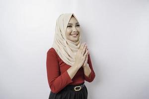 portret van een jong mooi moslim vrouw vervelend een hijab gebaren eid mubarak groet foto