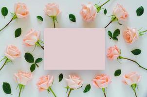 roze rozen met leeg ruimte voor tekst voor Valentijn dag. vlak leggen top visie achtergrond concept. foto