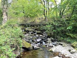 een mooi, stil brug staat over- een stroom van stromend water in de buurt llanfairfechan, noorden Wales foto