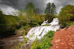 waterval Aan de rivier- dzhurin in zaleschitsky wijk van ternopil regio van Oekraïne. dzhurinsky waterval foto