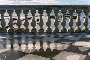 livorno, italië-november 27, 2022-mascagni terras, een geweldig belvedere terras met schaakbord geplaveid oppervlak, levend, Toscane, Italië gedurende een zonnig dag. foto