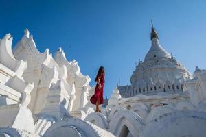 jong vrouw reiziger Bij hsinbyume pagode wit pagode de beroemd bestemming in Myanmar foto