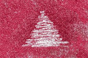 vinger getrokken Kerstmis boom Aan glimmend rood confetti achtergrond foto