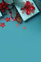 Kerstmis cadeaus vlak leggen met pijnboom bomen en sterren decoratie top visie. verticaal foto met kopiëren ruimte