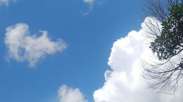 visie van blauw lucht en wit wolken foto