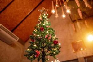Kerstmis boom in de huis foto