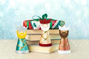 de drie wijs mannen met boeken, sneeuwvlokken en Kerstmis lichten. concept voor reyes magos dag drie wijs mannen foto