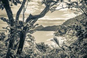 praia lopes mendes strand op het tropische eiland ilha grande brazilië. foto