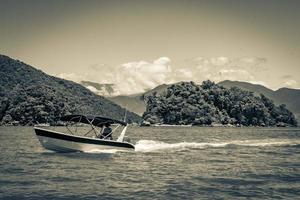 boottocht vanaf abraao strand ilha grande eiland brazilië. foto