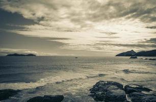 praia lopes mendes strand op het tropische eiland ilha grande brazilië. foto