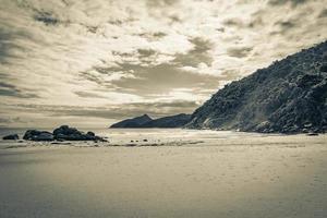 groot tropisch natuurlijk eiland ilha grande santo antonio strand brazilië. foto