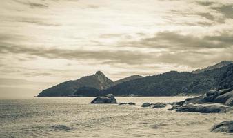 rotsen golven praia lopes mendes strand ilha grande eiland brazilië. foto