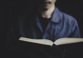 zakenman Holding een boek of Bijbel naar lezen denken probleem oplossen. bedrijf wedstrijd planning teamwerk, internationaal boek, ideeën en wedstrijd en strategie, bedrijf succes concept foto