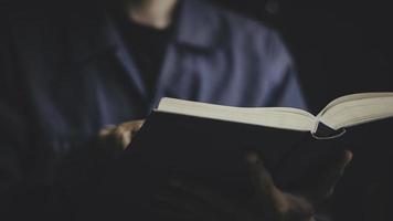 zakenman Holding een boek of Bijbel naar lezen denken probleem oplossen. bedrijf wedstrijd planning teamwerk, internationaal boek, ideeën en wedstrijd en strategie, bedrijf succes concept foto