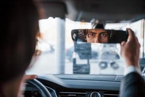 jong zakenman in zwart pak en stropdas het rijden modern auto- foto