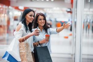 twee jong Dames hebben een boodschappen doen dag samen in de supermarkt foto