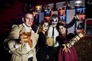 vrienden met bom in handen is Aan de thematisch halloween partij in eng bedenken en kostuums foto