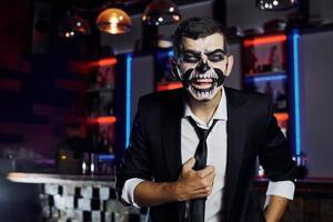 schreeuwen naar de camera. portret van Mens dat is Aan de thematisch halloween partij in eng skelet bedenken en kostuum foto