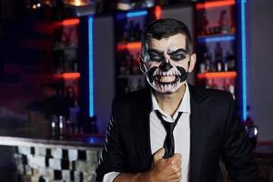 schreeuwen naar de camera. portret van Mens dat is Aan de thematisch halloween partij in eng skelet bedenken en kostuum foto