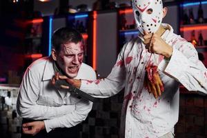 vrienden is Aan de thematisch halloween partij in eng bedenken en kostuums van zombie foto