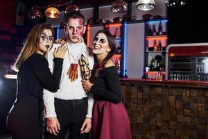 vrienden is Aan de thematisch halloween partij in eng bedenken en kostuums foto