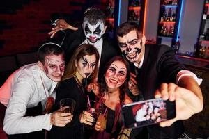 vrienden is Aan de thematisch halloween partij in eng bedenken en kostuums foto