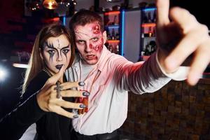 poseren voor de camera. vrienden is Aan de thematisch halloween partij in eng bedenken en kostuums foto