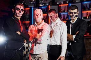 poseren voor de camera. vrienden is Aan de thematisch halloween partij in eng bedenken en kostuums foto