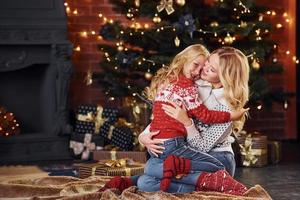 moeder en weinig meisje hebben pret en vieren Kerstmis vakantie foto