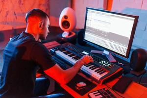 professioneel geluid ingenieur werken en menging muziek- binnenshuis in de studio foto