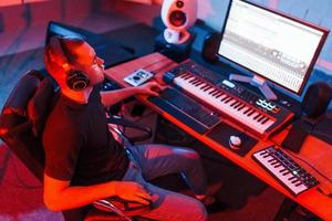 professioneel geluid ingenieur werken en menging muziek- binnenshuis in de studio foto