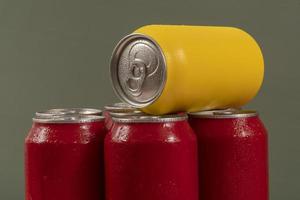 verkoudheid rood Frisdrank blikjes met een geel een voor conceptuele gebruik foto