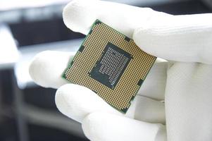 een beeld van een technicus Holding een CPU in zijn hand. foto