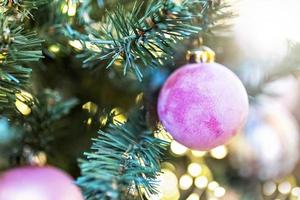 Kerstmis achtergrond van een Kerstmis boom versierd met Kerstmis speelgoed.winter vakantie. nieuw jaar. foto