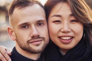 portret van multiraciaal paar. Aziatisch meisje met haar Kaukasisch vriendje foto