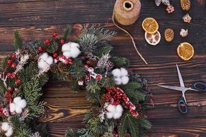 schaar Aan de tafel. top visie van Kerstmis feestelijk kader met nieuw jaar decoraties foto