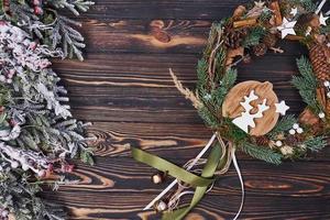 schattig koekje. top visie van Kerstmis feestelijk kader met nieuw jaar decoraties foto