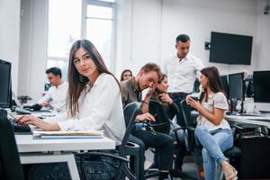 jong bedrijf mensen werken samen in de modern kantoor foto