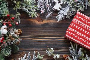 rood geschenk doos. top visie van Kerstmis feestelijk kader met nieuw jaar decoraties foto