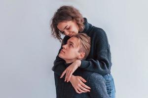 schattig jong paar omarmen elk andere binnenshuis in de studio foto