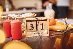 dichtbij omhoog visie van heerlijk Kerstmis koekjes dat is Aan de tafel foto