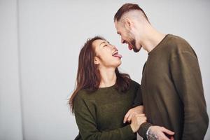 gelukkig multi etnisch paar in gewoontjes kleren is samen binnenshuis in de studio. Kaukasisch vent met Aziatisch vriendin foto