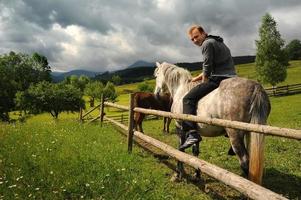 Mens Aan paard foto